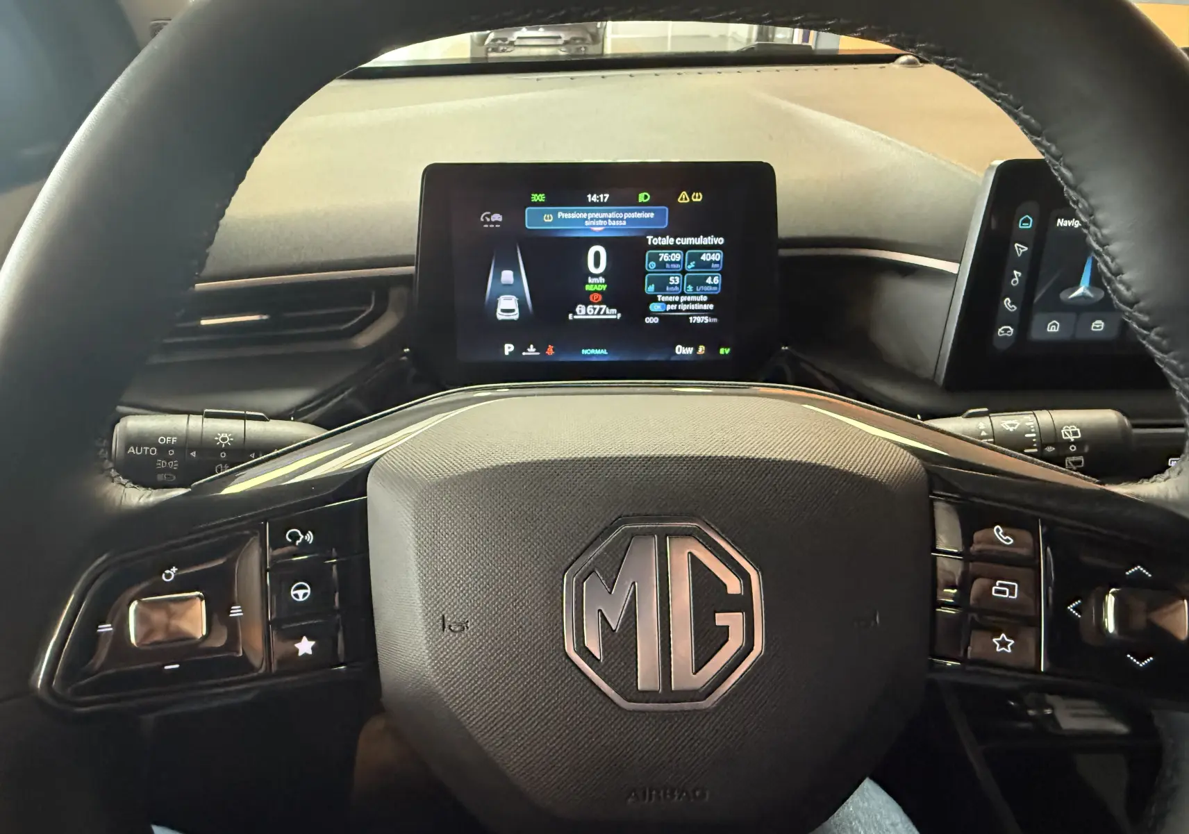 Vue intérieure centrée sur le volant MG et l'écran digital du tableau de bord du MG3 1.5 L Hybrid+ 2025.