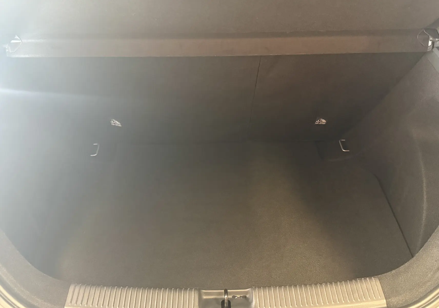 Coffre vide de la MG3 1.5 L Hybrid+ 195 ch Luxury 2025 en hampstead grey, vue intérieure depuis l'arrière.