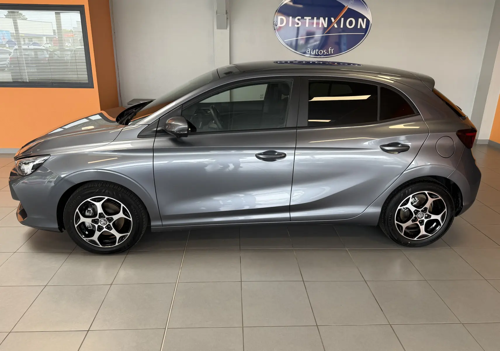 Vue de profil côté gauche d'une MG3 1.5 L Hybrid+ gris hampstead avec jantes alliage 16 pouces en Y.