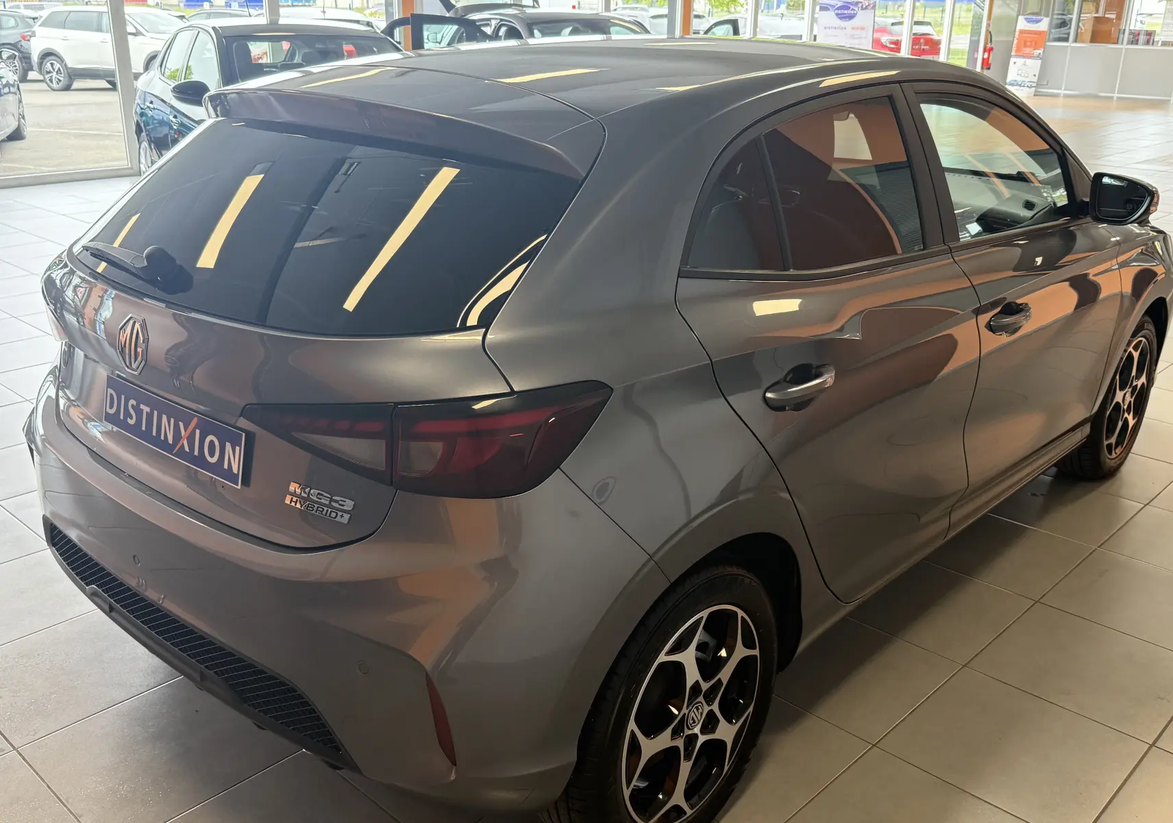 Vue 3/4 arrière droite de la MG3 1.5 L Hybrid+ 195 ch Luxury en gris hampstead avec jantes alliage 16 pouces à 5 branches en Y.