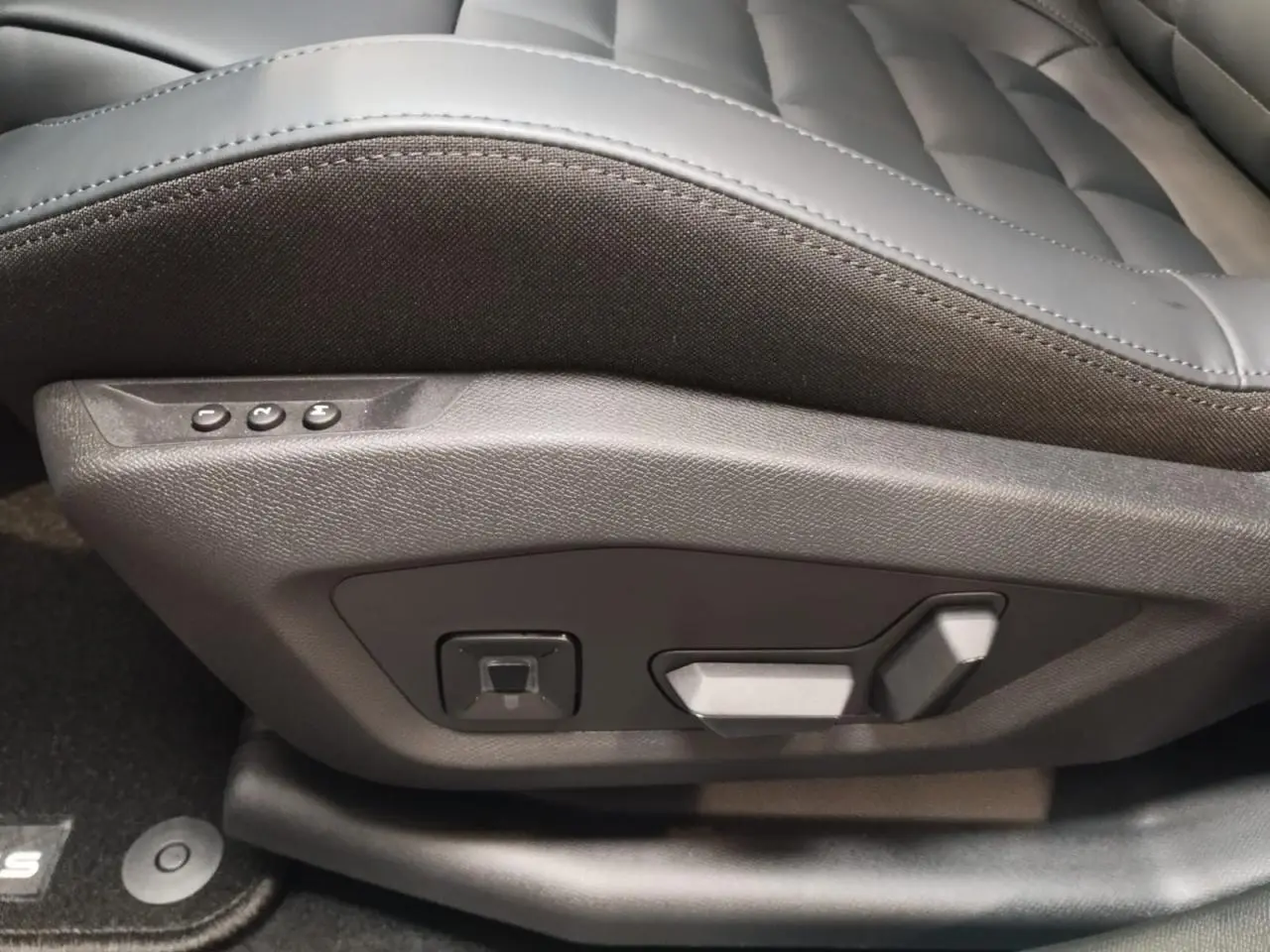 Détail des commandes électriques du siège conducteur gris platine du Citroën C5 Aircross 2026.