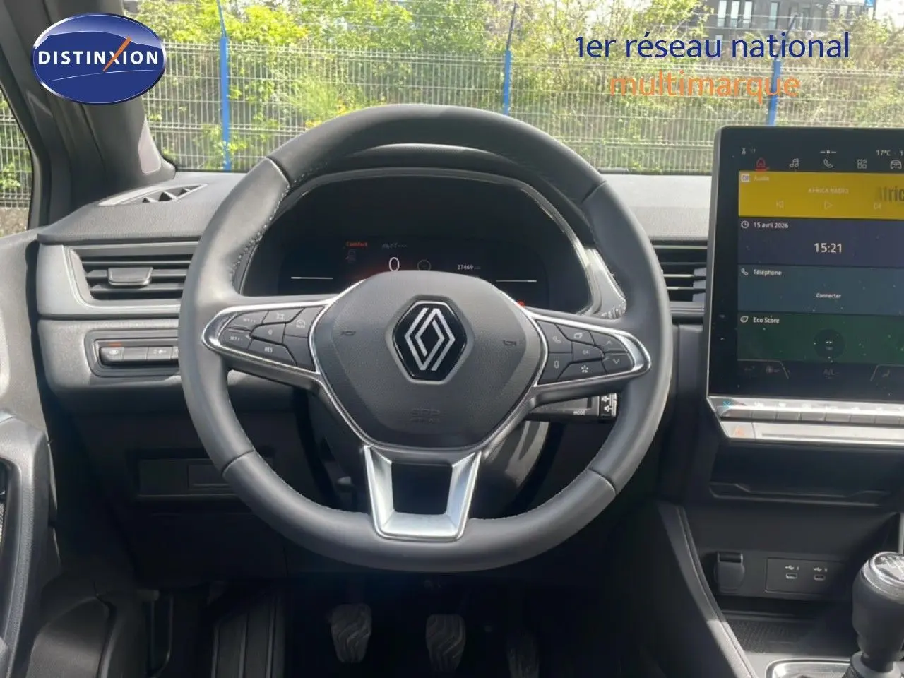 Vue centrée sur le volant noir du Renault Captur 2025, avec tableau de bord numérique et écran tactile à droite.