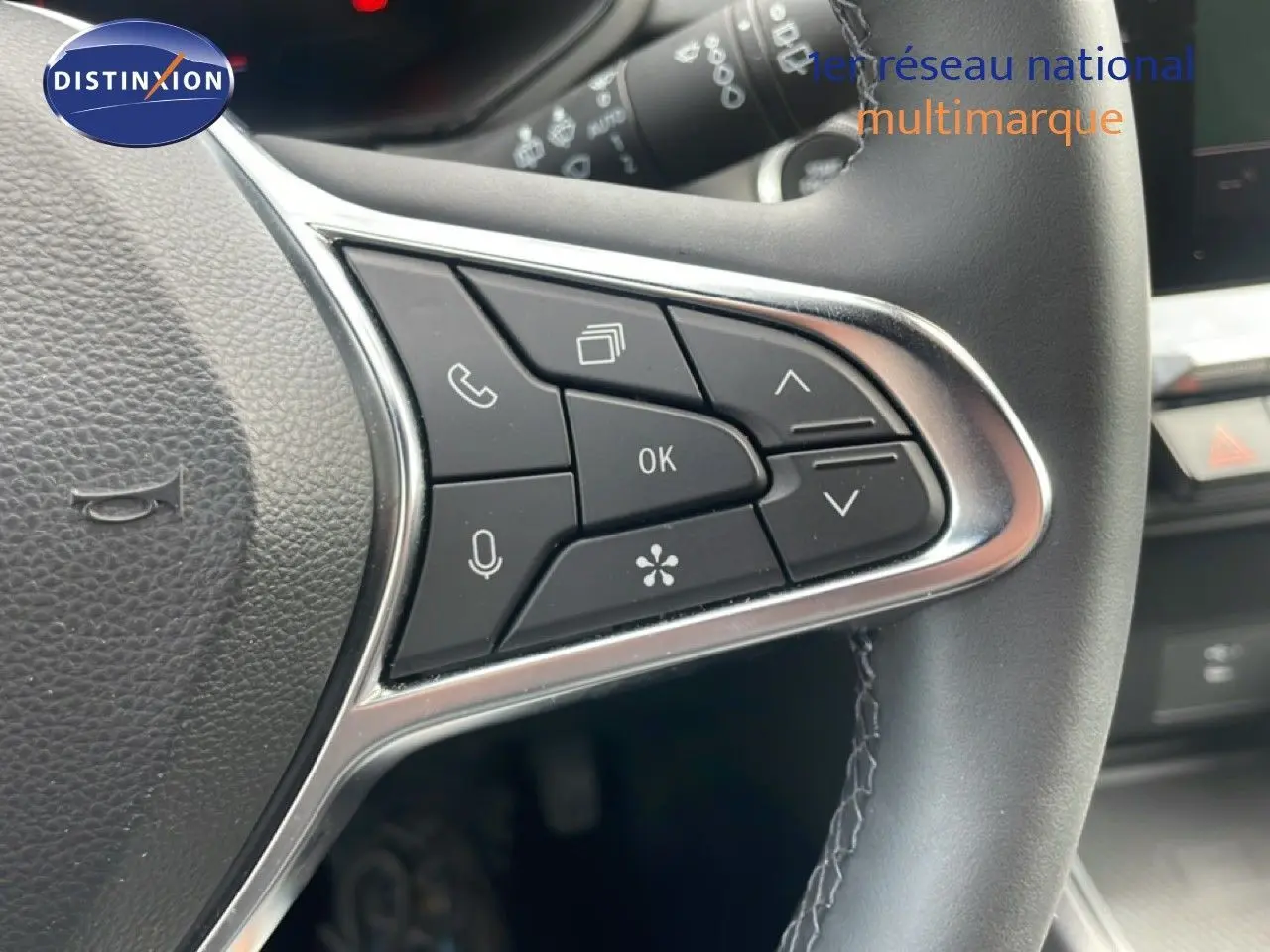 Gros plan sur les commandes au volant du Renault Captur 2025, cuir noir avec surpiqûres visibles.