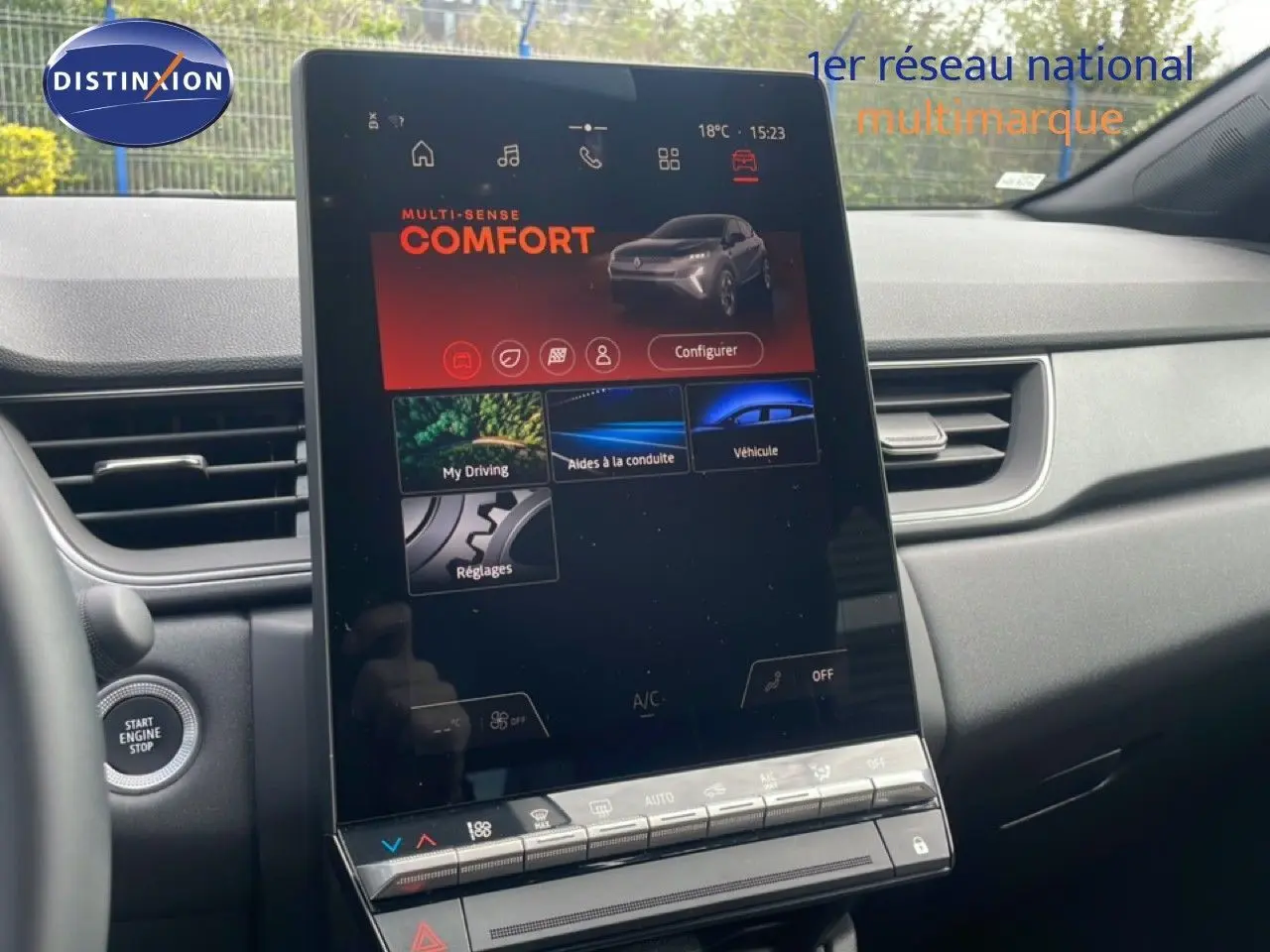 Vue intérieure du tableau de bord du Renault Captur 2025 avec écran tactile vertical et bouton Start Engine Stop.