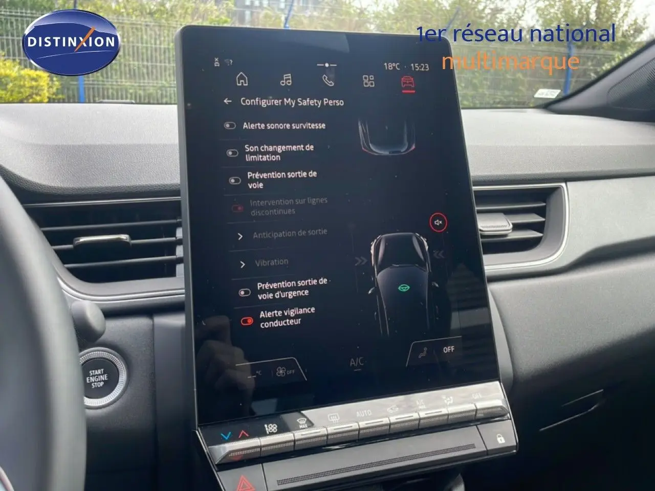 Vue intérieure centrée sur l’écran tactile vertical du tableau de bord du Renault Captur gris Cassiopée métal avec toit noir.