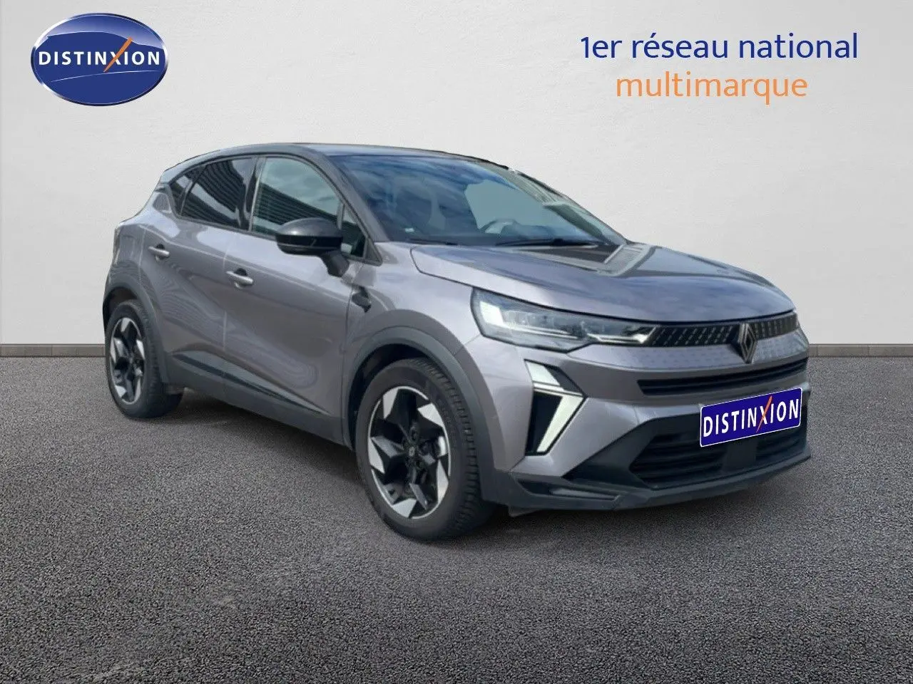 Renault Captur 2025 gris cassiopée métal avec toit noir, vue 3/4 avant mettant en valeur ses optiques LED et jantes biton.
