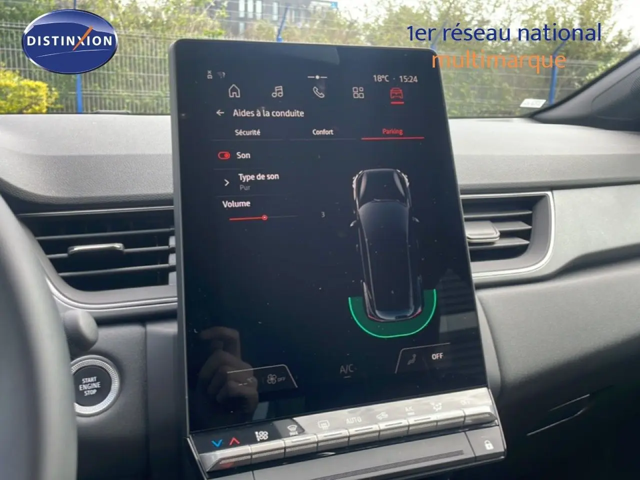 Vue intérieure centrée sur l’écran tactile vertical du tableau de bord du Renault Captur gris cassiopée métal.