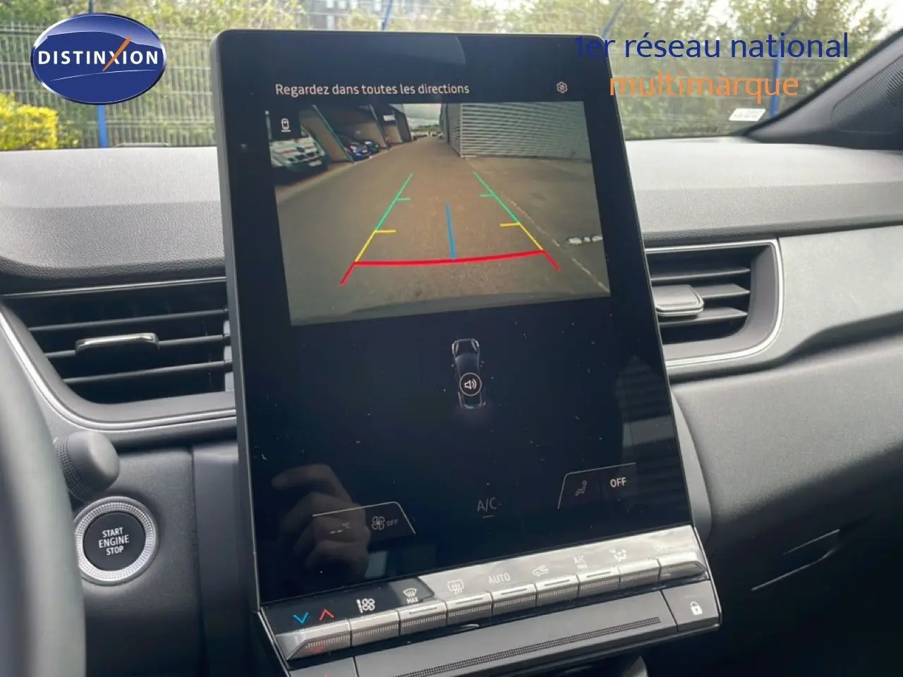 Vue intérieure du tableau de bord du Renault Captur 2025, écran tactile affichant la caméra de recul, volant partiel visible.