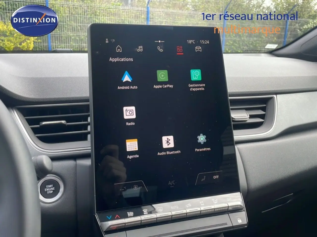 Vue intérieure centrée sur l'écran tactile vertical du tableau de bord du Renault Captur gris cassiopée métal.