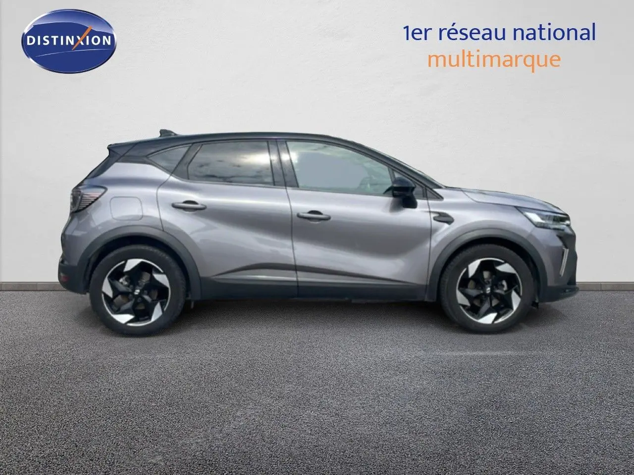 Profil droit du Renault Captur 2025 gris Cassiopée métal avec toit noir, roues alliage bicolores et lignes modernes.