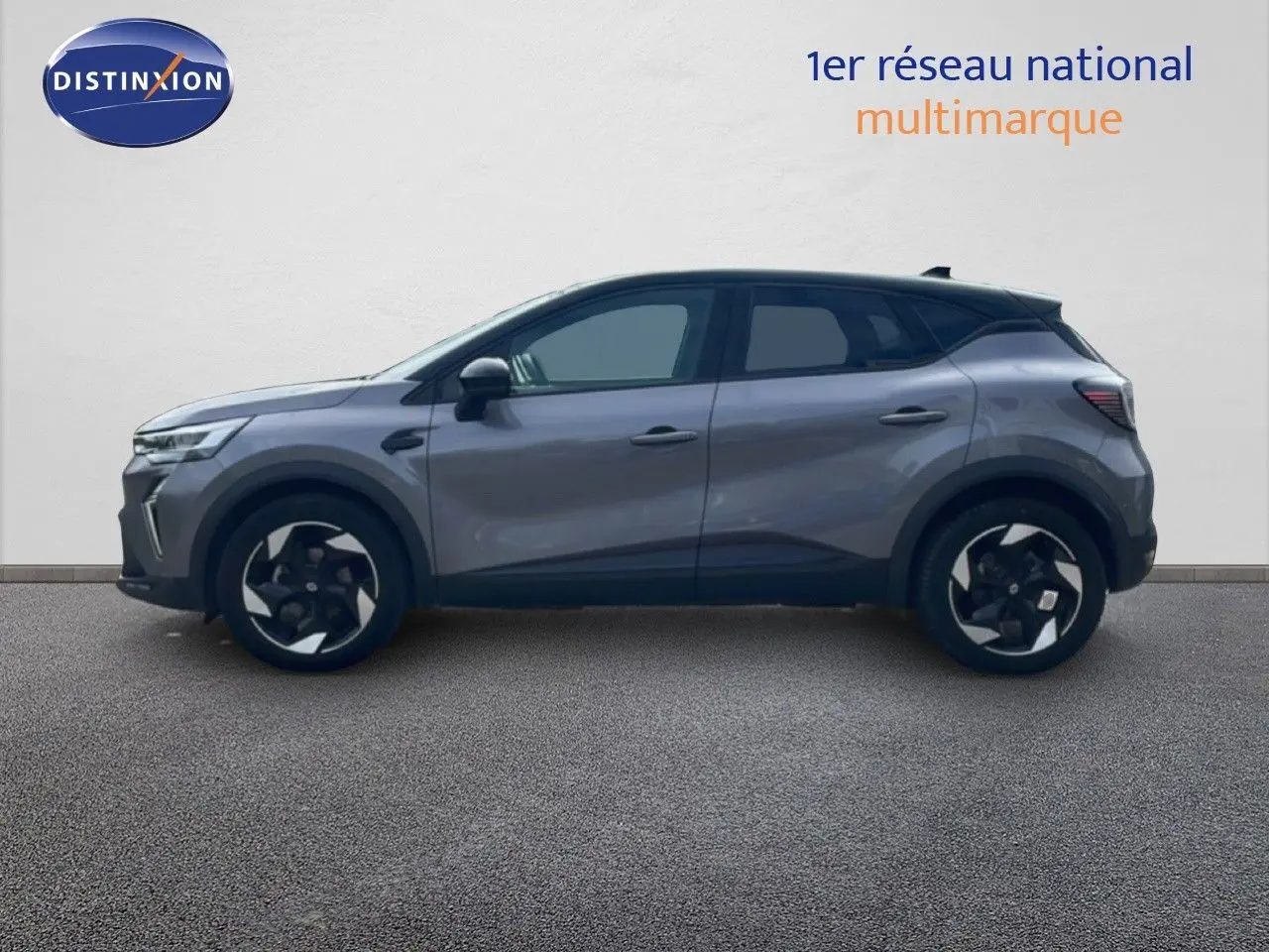 Profil gauche d’un Renault Captur 2025 gris Cassiopée métal avec toit noir, roues bi-ton et lignes modernes.