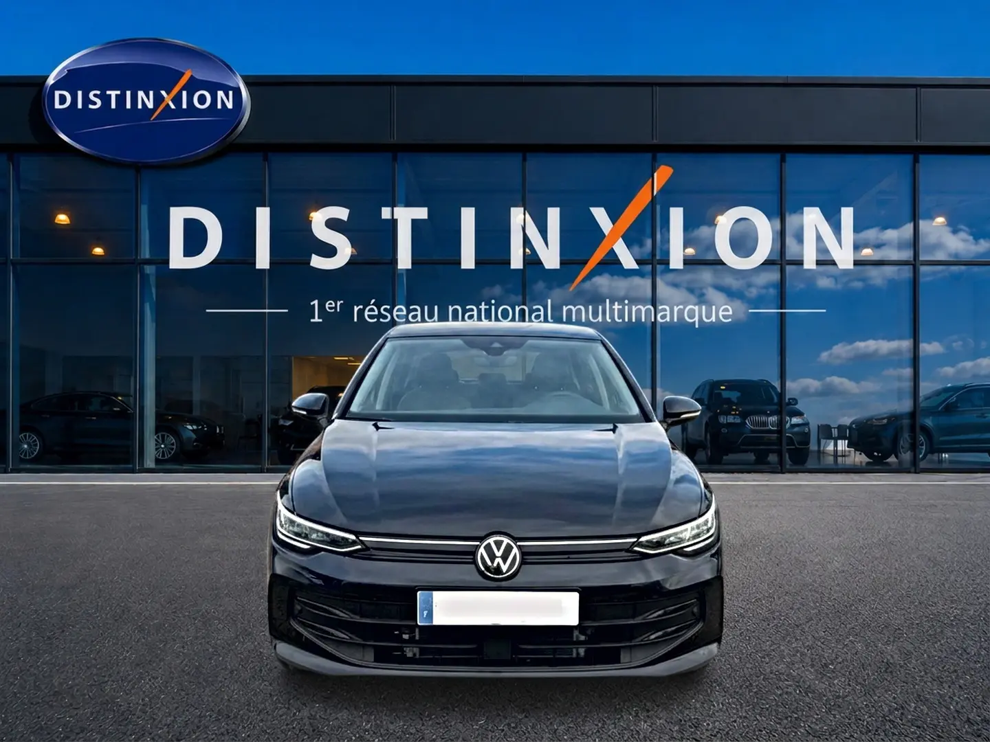 Volkswagen Golf 1.5 etsi evo2 116 life noir vue de face avec calandre et phares LED devant un bâtiment Distinxion.