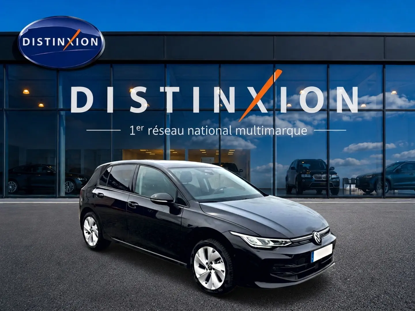 Volkswagen Golf 1.5 etsi evo2 116 life noir vue 3/4 avant avec jantes alu 17 pouces devant showroom Distinxion.