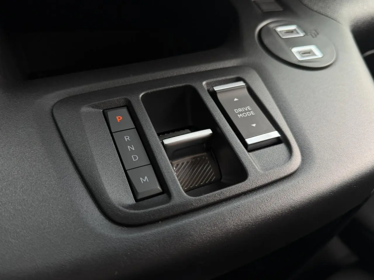 Gros plan sur la commande de boîte automatique et le sélecteur Drive Mode du Citroën Berlingo Van XL blanc, intérieur noir.