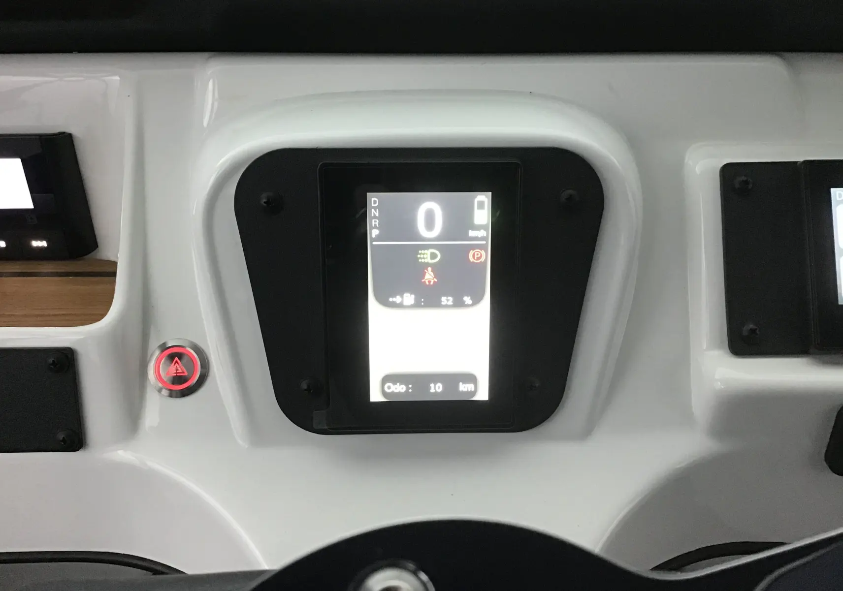 Tableau de bord blanc du MLT E-STORY ICONE 2024 avec écran digital central affichant vitesse et indicateurs.