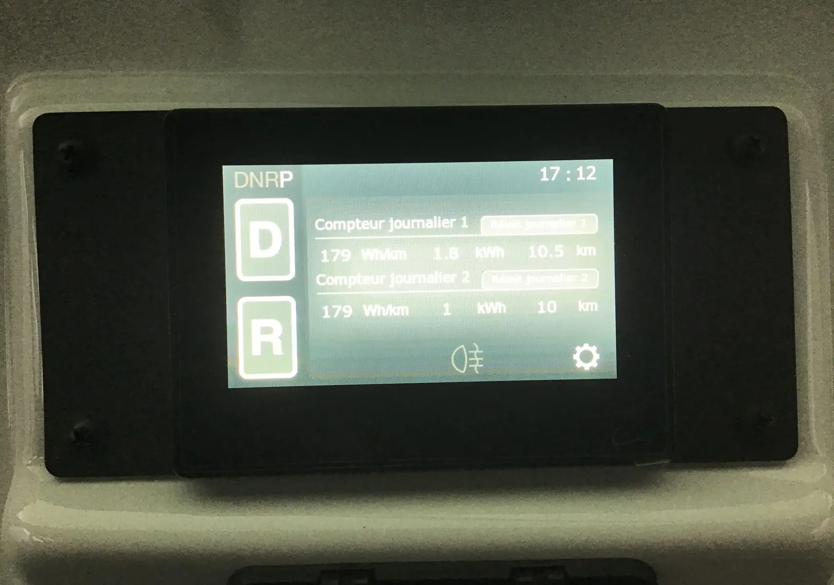 Écran digital du tableau de bord du MLT E-STORY ICONE 2024 affichant les compteurs journaliers d'énergie en Wh/km.