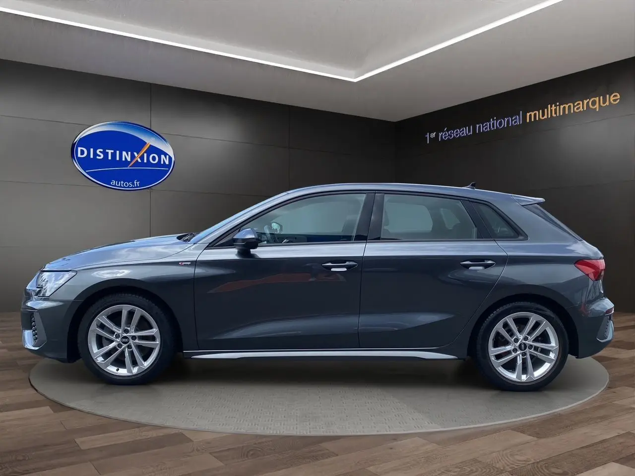 Profil côté gauche d'une Audi A3 Sportback 30 TFSI S-Line gris Daytona, avec jantes alliage et lignes dynamiques visibles.