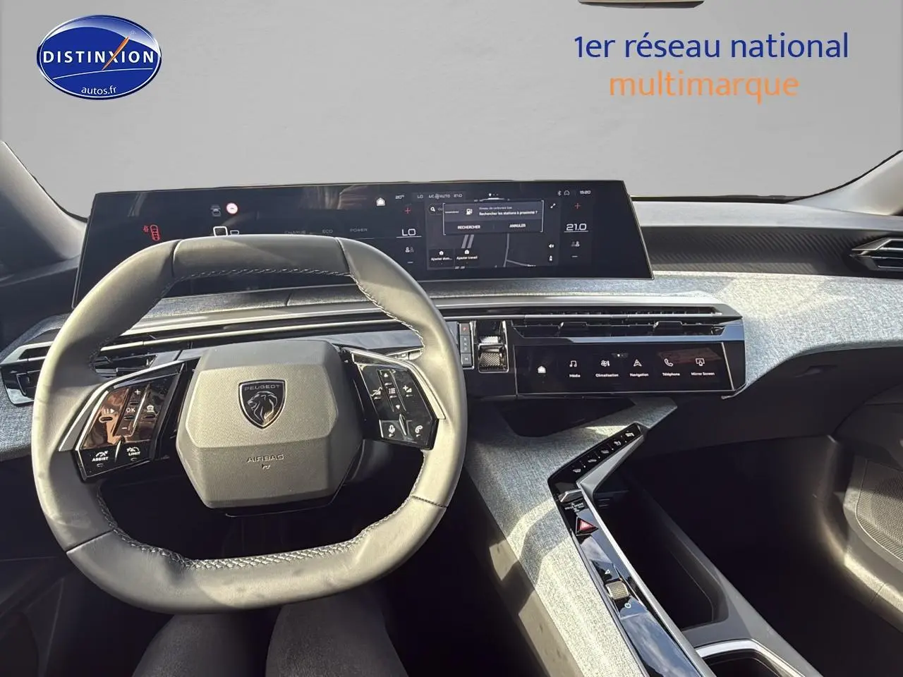 Intérieur du Peugeot 3008 2025, vue du poste de conduite avec volant cuir et double écran tactile moderne.