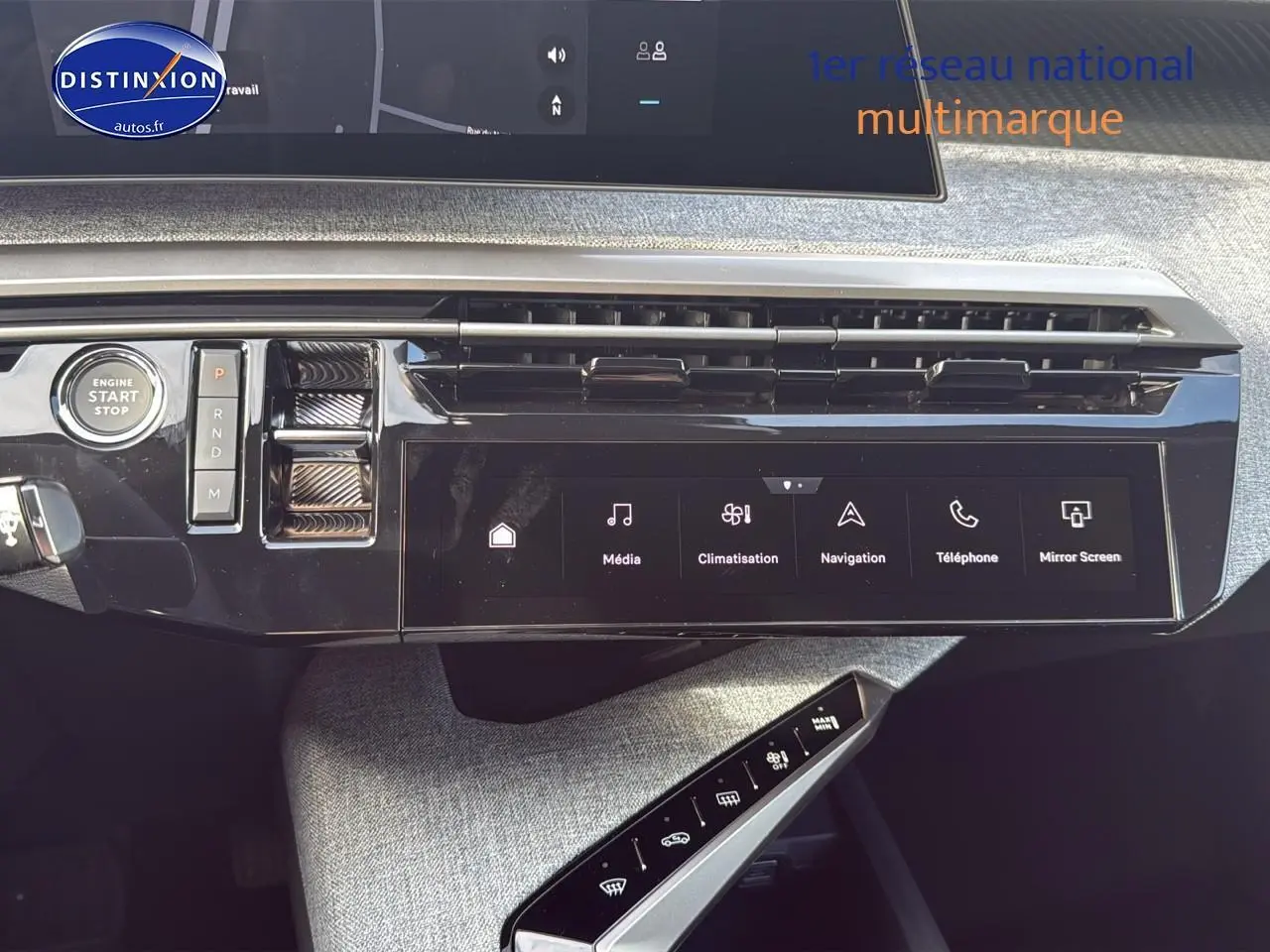 Tableau de bord moderne de Peugeot 3008 gris titane, vue centrée sur l'écran tactile et commandes digitales.