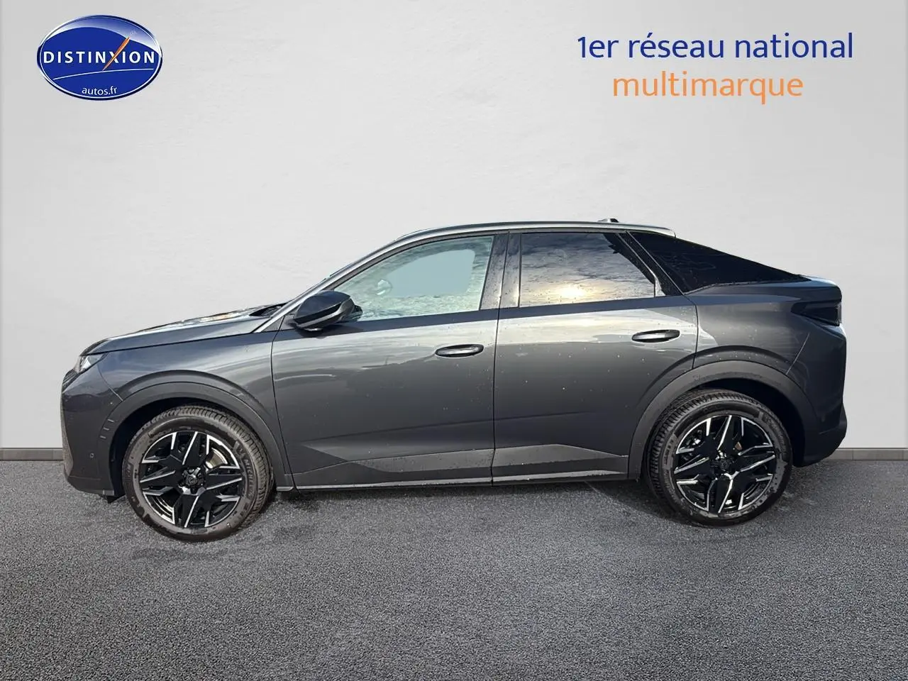 Peugeot 3008 gris titane vu de profil côté gauche, avec jantes alliage noires et toit noir contrasté.