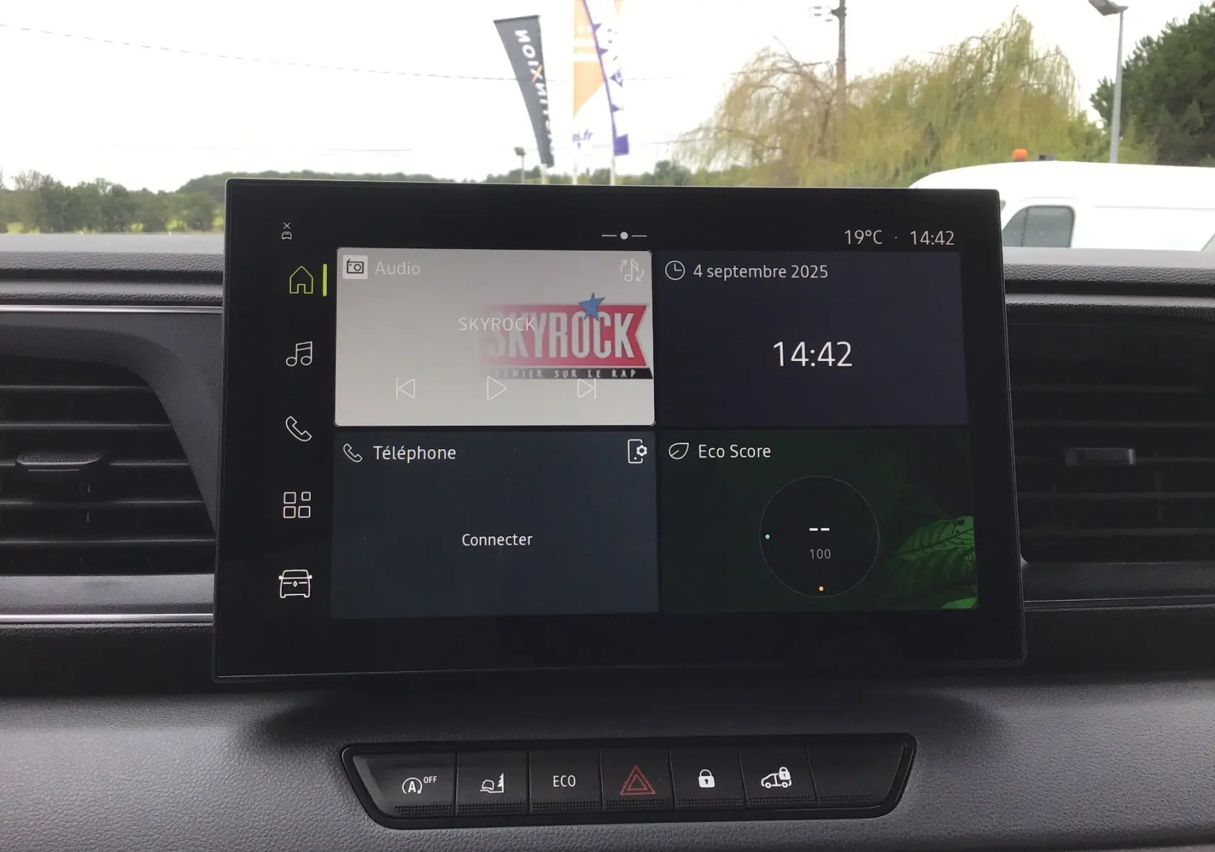 Écran tactile du système multimédia openR link 10'' du Renault Master L2H2 blanc, affichant radio et Eco Score.