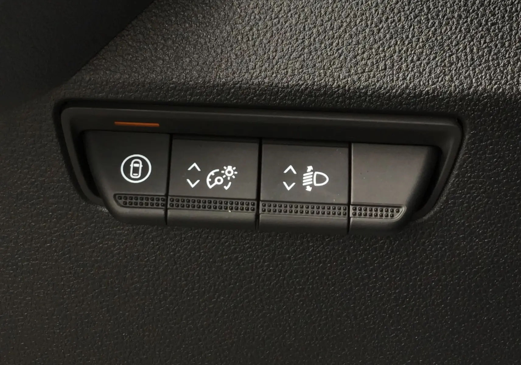 Boutons de réglage d'éclairage intérieur et hauteur des phares sur Renault Master blanc L2H2 2025, vue rapprochée.