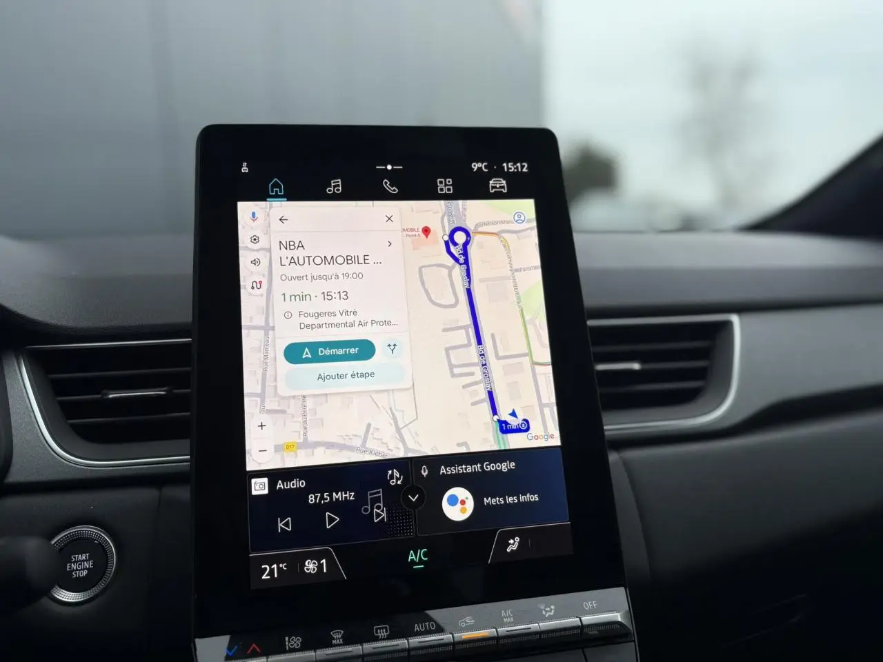 Vue intérieure du tableau de bord numérique 10,4 pouces du Renault Captur rouge Flamme avec système OpenR Link et GPS tactile.