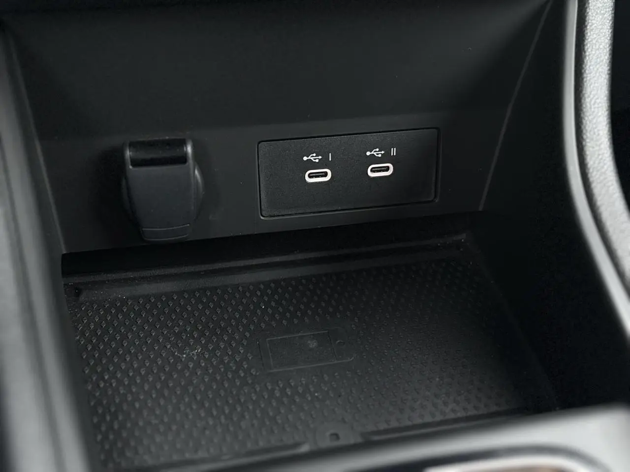 Gros plan sur la console centrale du Renault Captur 2025, montrant deux ports USB-C et un espace de charge smartphone.