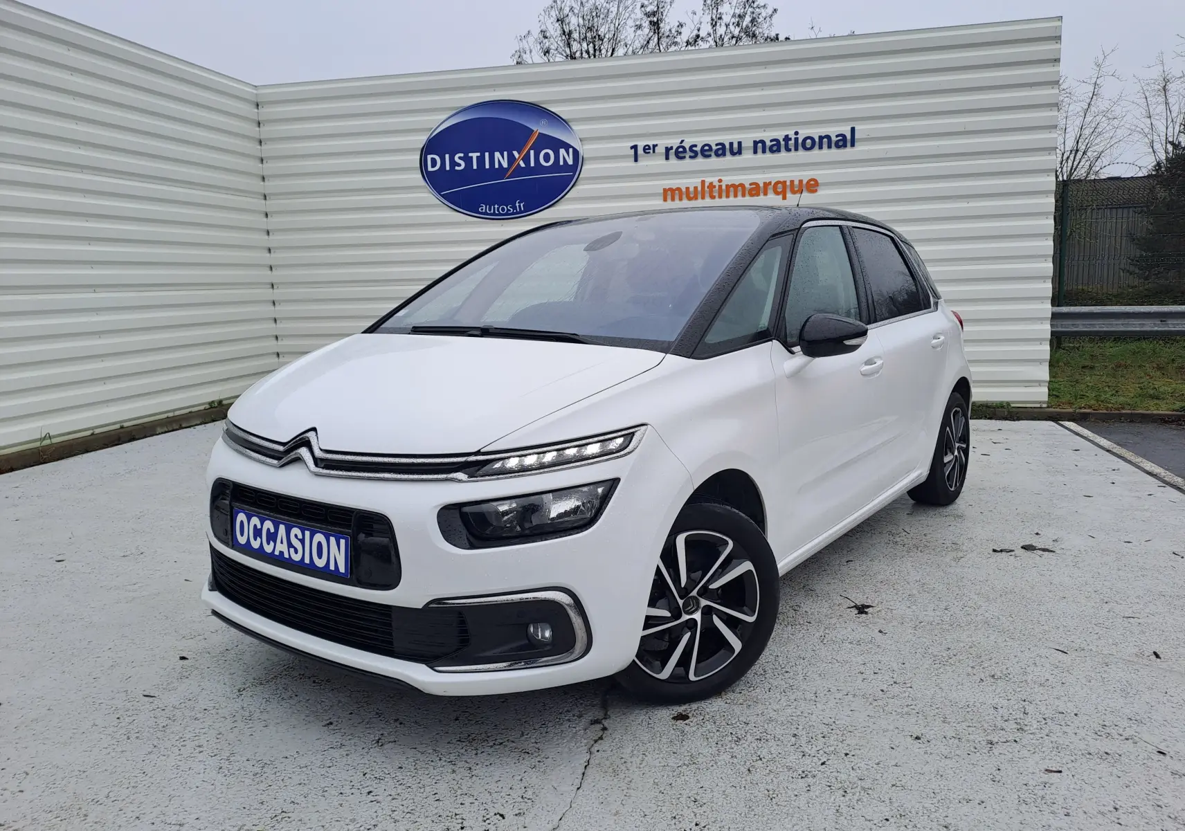 Citroën C4 Spacetourer blanc vue 3/4 avant droit, avec jantes alliage bicolores et calandre noire distinctive.