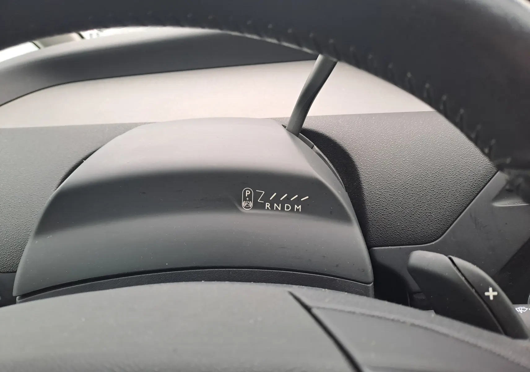 Gros plan sur le tableau de bord noir du Citroën C4 Spacetourer 2018, affichant les modes de boîte automatique.