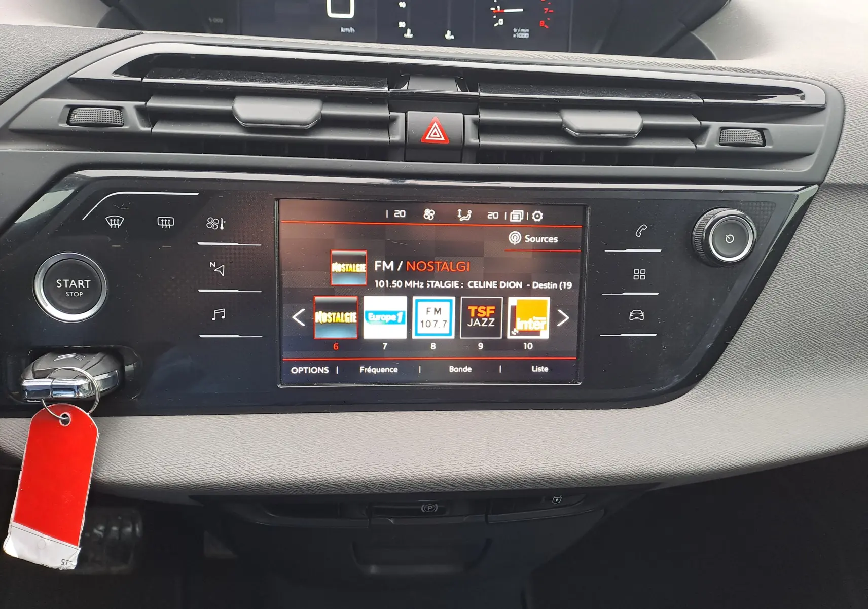 Tableau de bord de Citroën C4 Spacetourer blanc, vue frontale centrée sur l'écran tactile multimédia et commandes.
