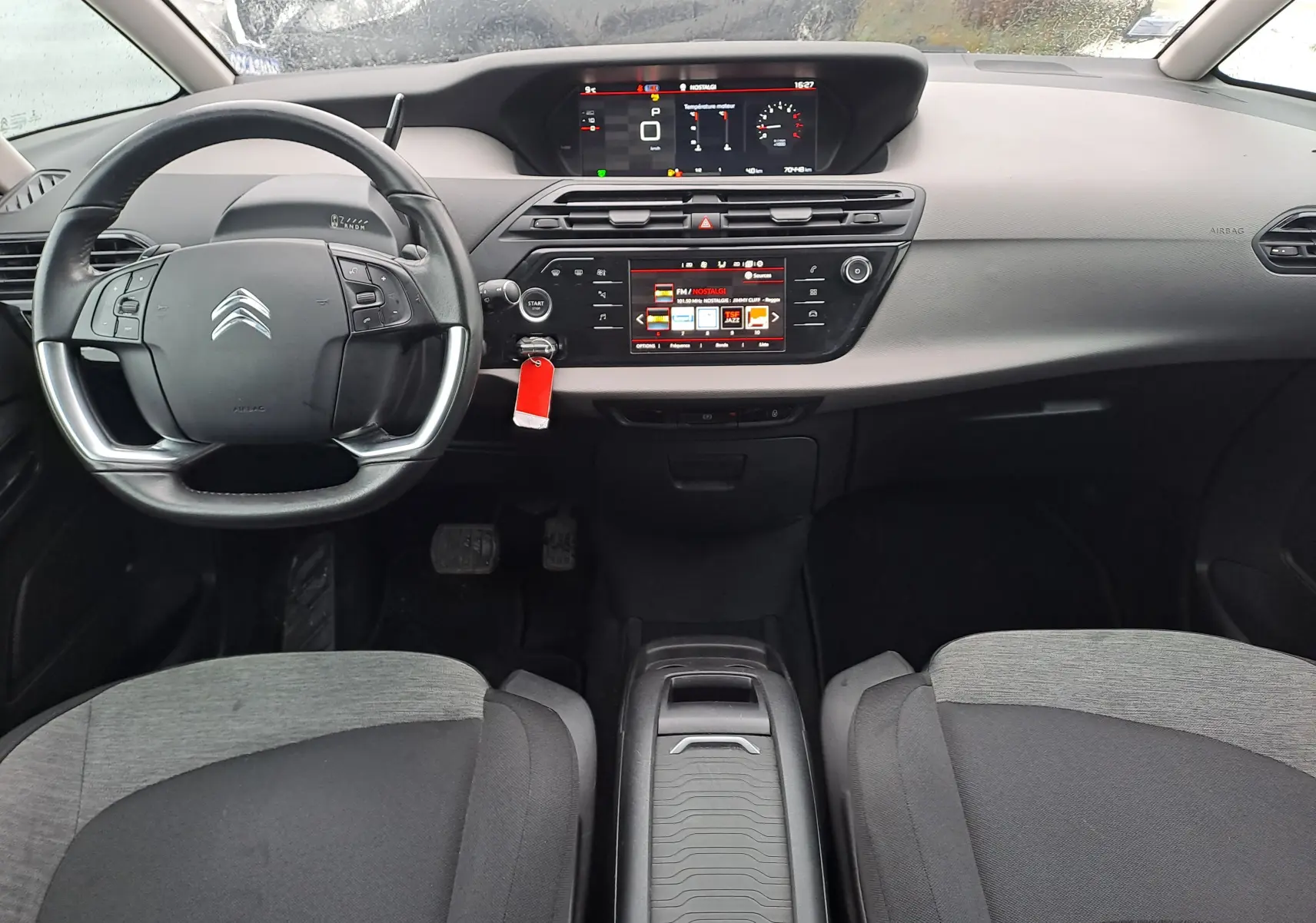 Vue intérieure frontale du tableau de bord et volant du Citroën C4 Spacetourer 2018, avec écran digital et finition noire.