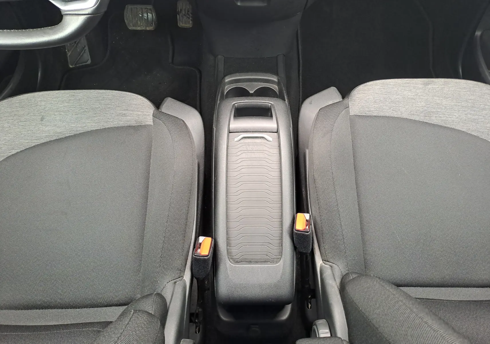 Vue plongeante sur l'intérieur noir du Citroën C4 Spacetourer, avec la console centrale et les sièges avant visibles.