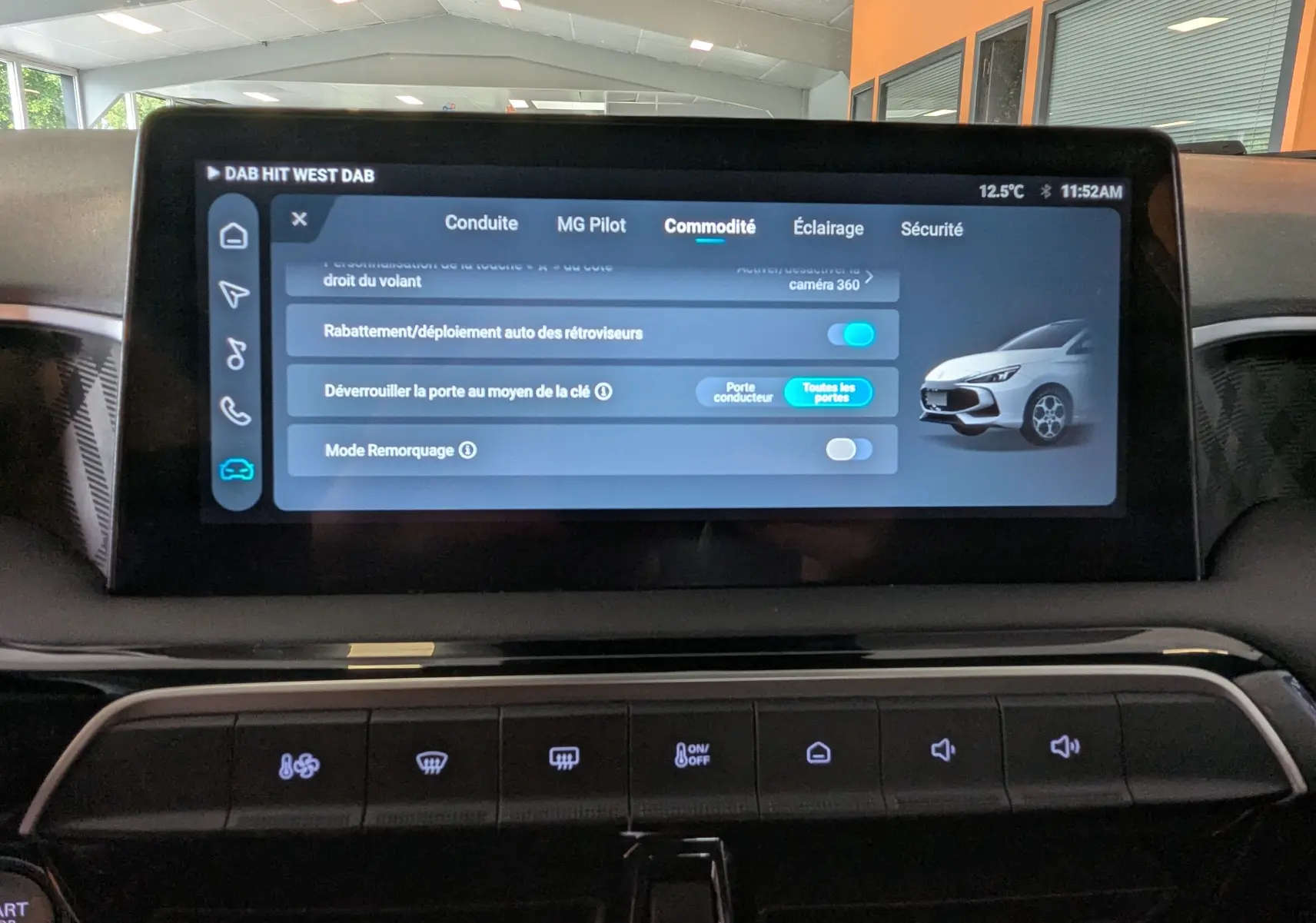 Écran tactile central de 10,25 pouces montrant les réglages de confort du MG3 1.5 L Hybrid+ cosmic silver, intérieur vue avant.