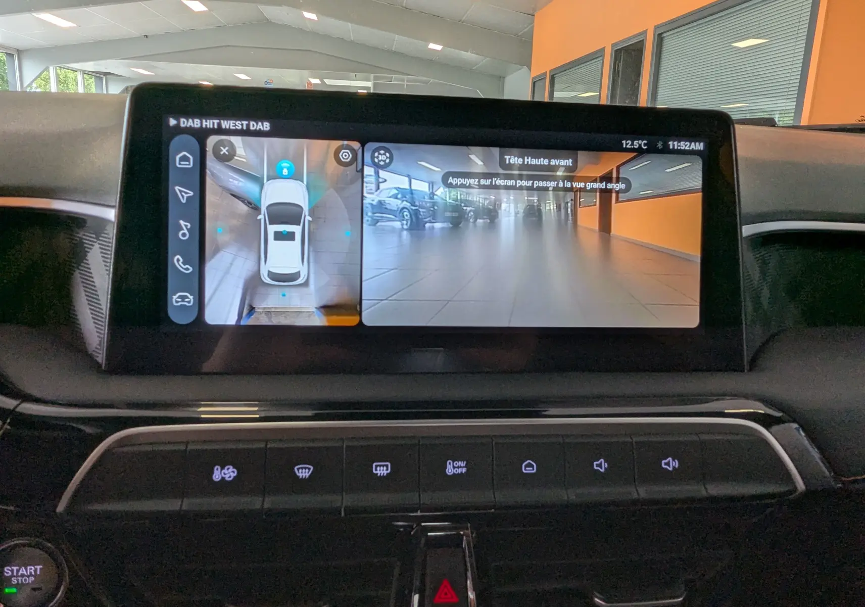 Écran tactile central du MG3 1.5 L Hybrid+ 2025 montrant la caméra 360° et la vue avant dans un intérieur noir.