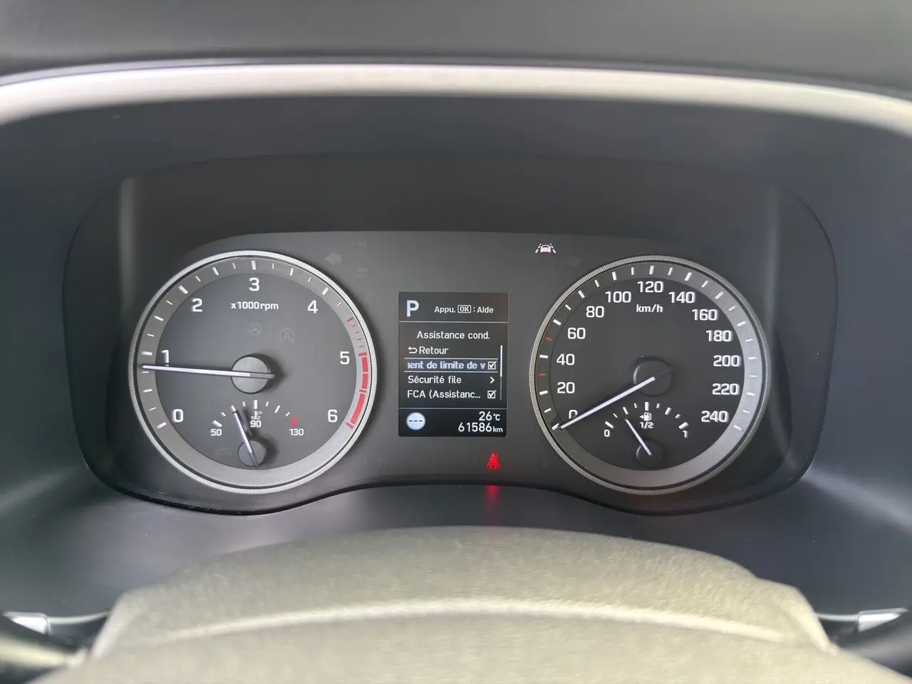 Vue rapprochée du tableau de bord du Hyundai Tucson 2020, affichant compte-tours, vitesse et écran central digital.