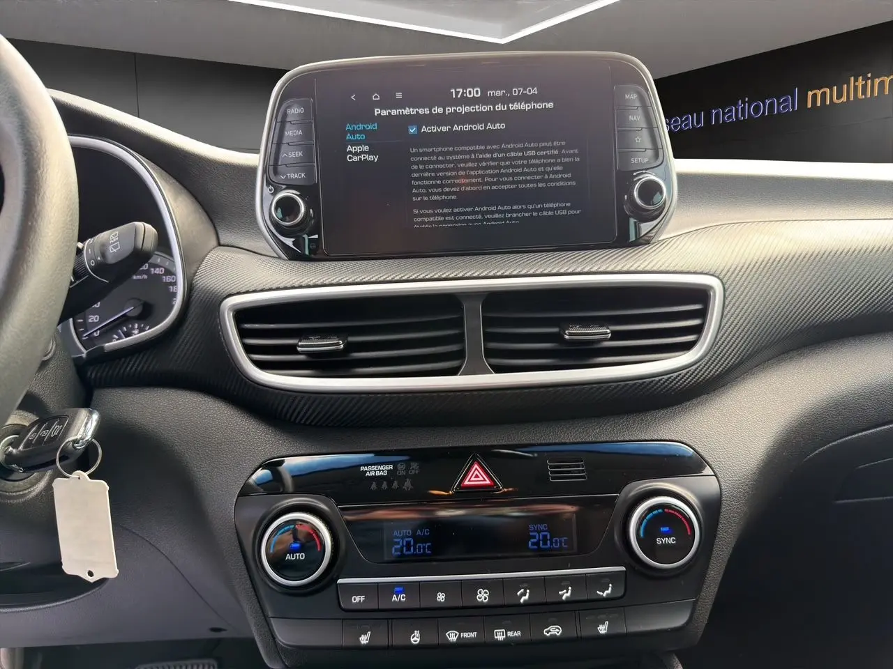 Vue intérieure du tableau de bord du Hyundai Tucson 2020 avec écran tactile et commandes de climatisation digitales.