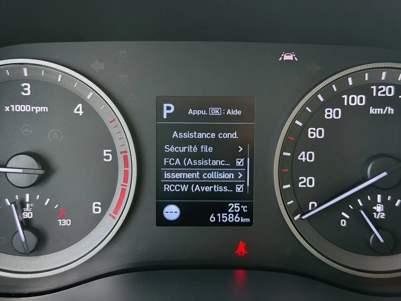 Tableau de bord du Hyundai Tucson 2020 avec affichage digital central, compte-tours à gauche et compteur de vitesse à droite.