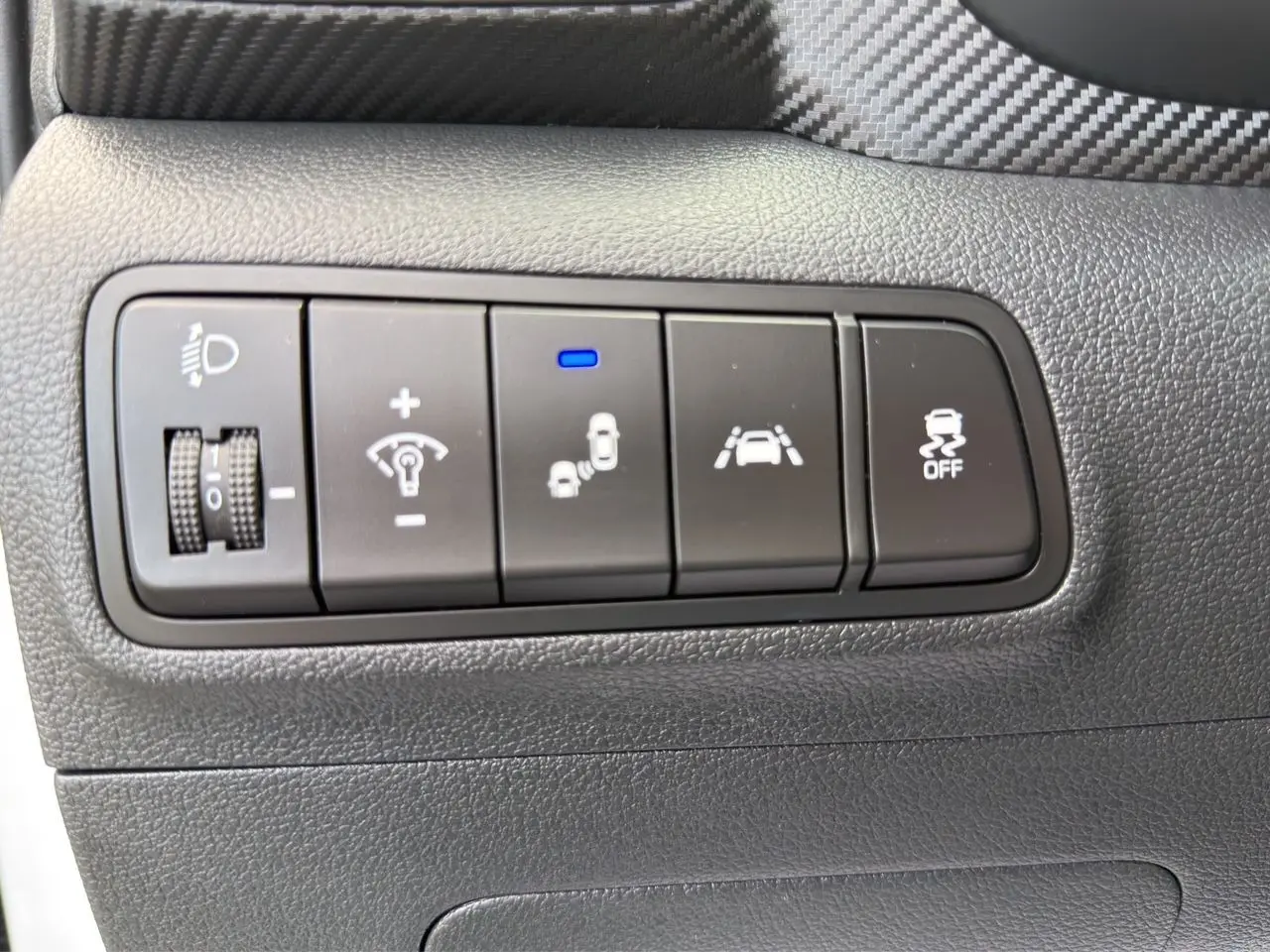 Gros plan sur les boutons de contrôle du tableau de bord intérieur du Hyundai Tucson blanc polar 2020.