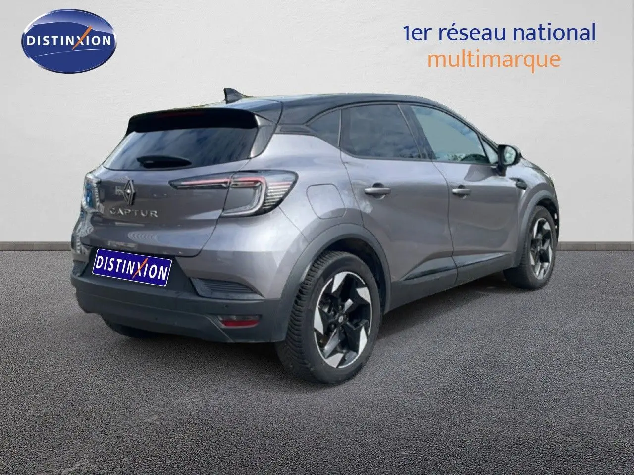 Vue 3/4 arrière droite du Renault Captur 2025 gris Cassiopée métal avec toit noir et jantes bi-ton distinctives.