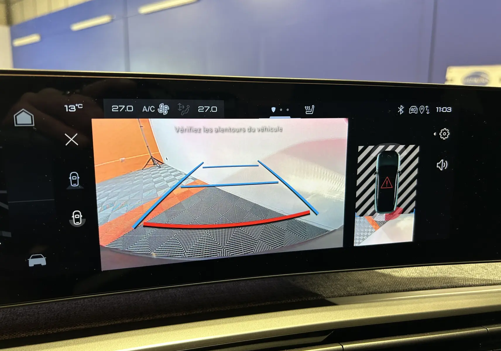 Écran intérieur du Peugeot 3008 Hybrid 2025 affichant la caméra de recul avec lignes de guidage colorées.