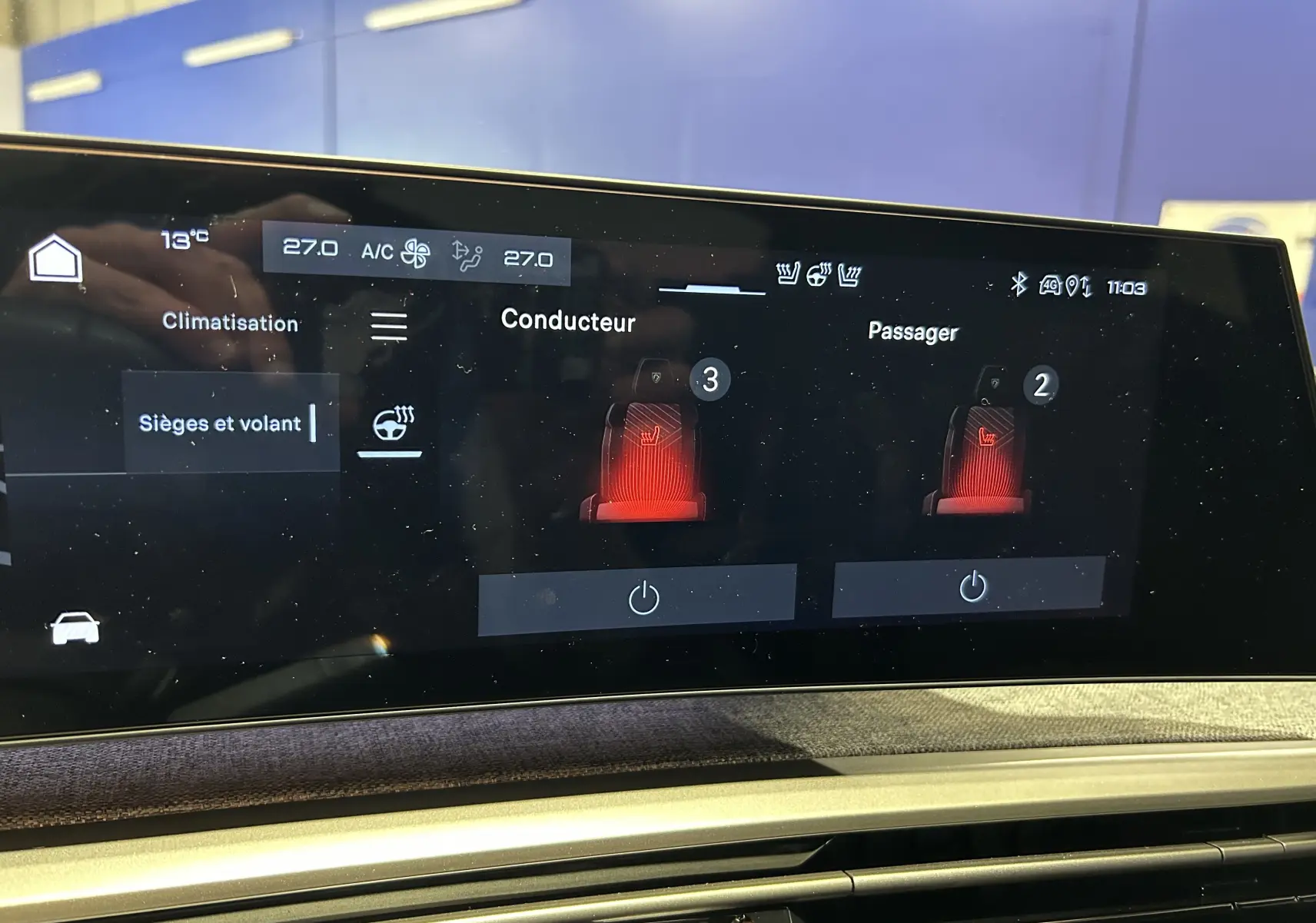 Écran tactile intérieur du Peugeot 3008 III Hybrid 145 montrant le réglage chauffant des sièges et du volant.