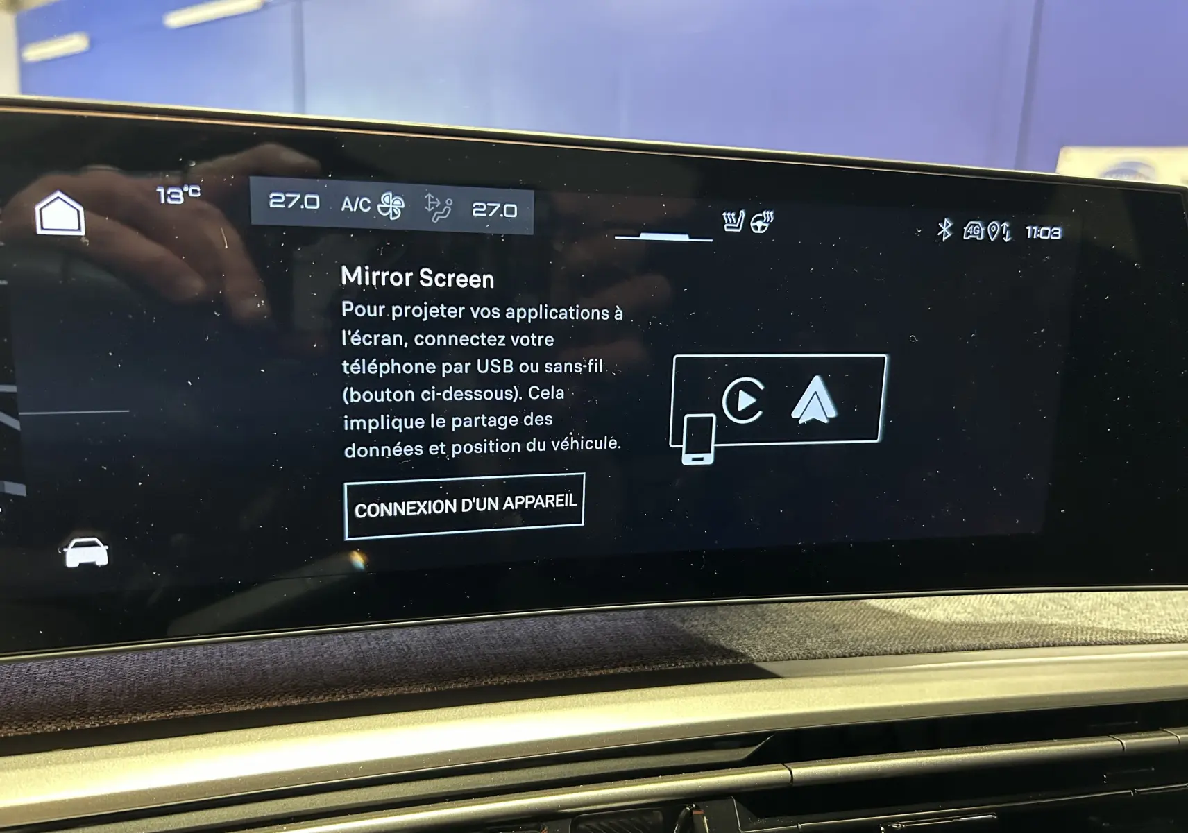 Écran tactile central du Peugeot 3008 blanc, affichant la fonction Mirror Screen avec commandes climatisation visibles.