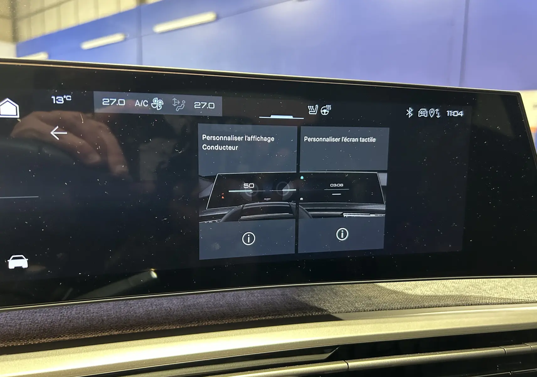 Écran tactile intérieur du Peugeot 3008 Hybrid 2025 affichant les réglages climatisation et personnalisation conducteur.