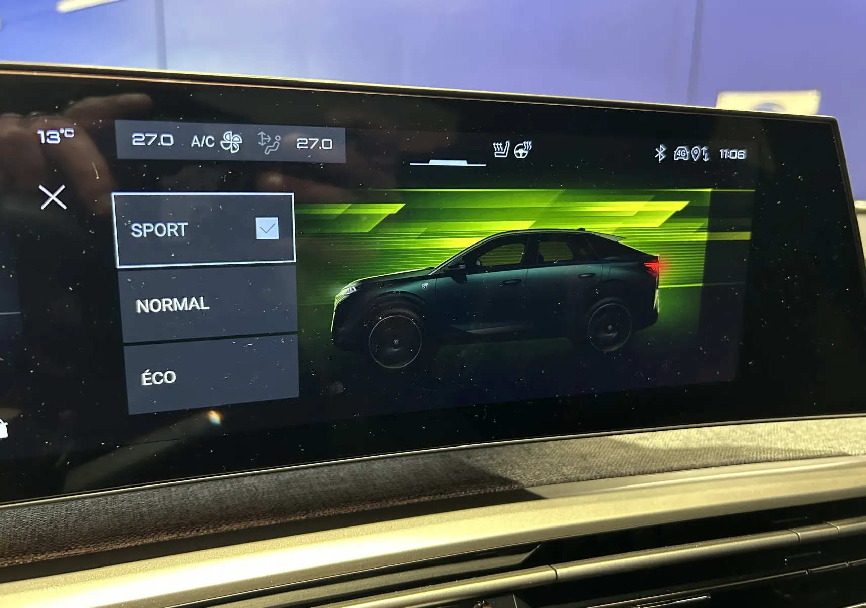 Écran tactile intérieur montrant le profil droit stylisé d’un Peugeot 3008 hybride en mode Sport.
