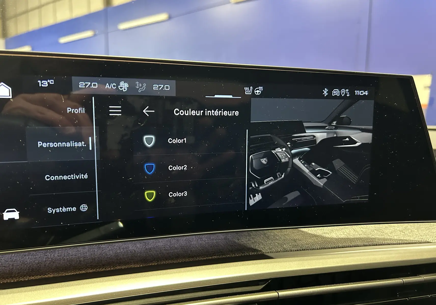 Écran tactile intérieur du Peugeot 3008 Hybrid 2025 montrant les options de personnalisation des couleurs de l'habitacle.