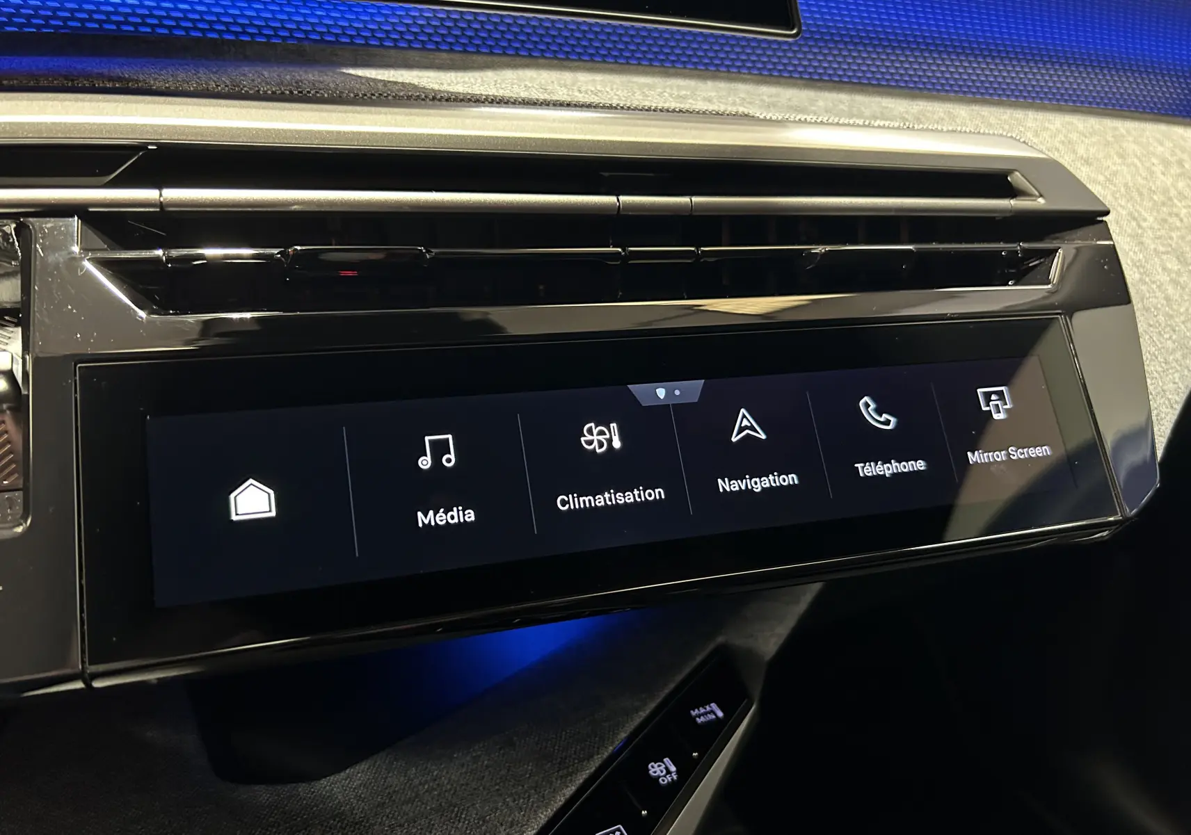 Écran tactile central du tableau de bord du Peugeot 3008 blanc, affichant les menus Média, Climatisation, Navigation, Téléphone et Mirror Screen.