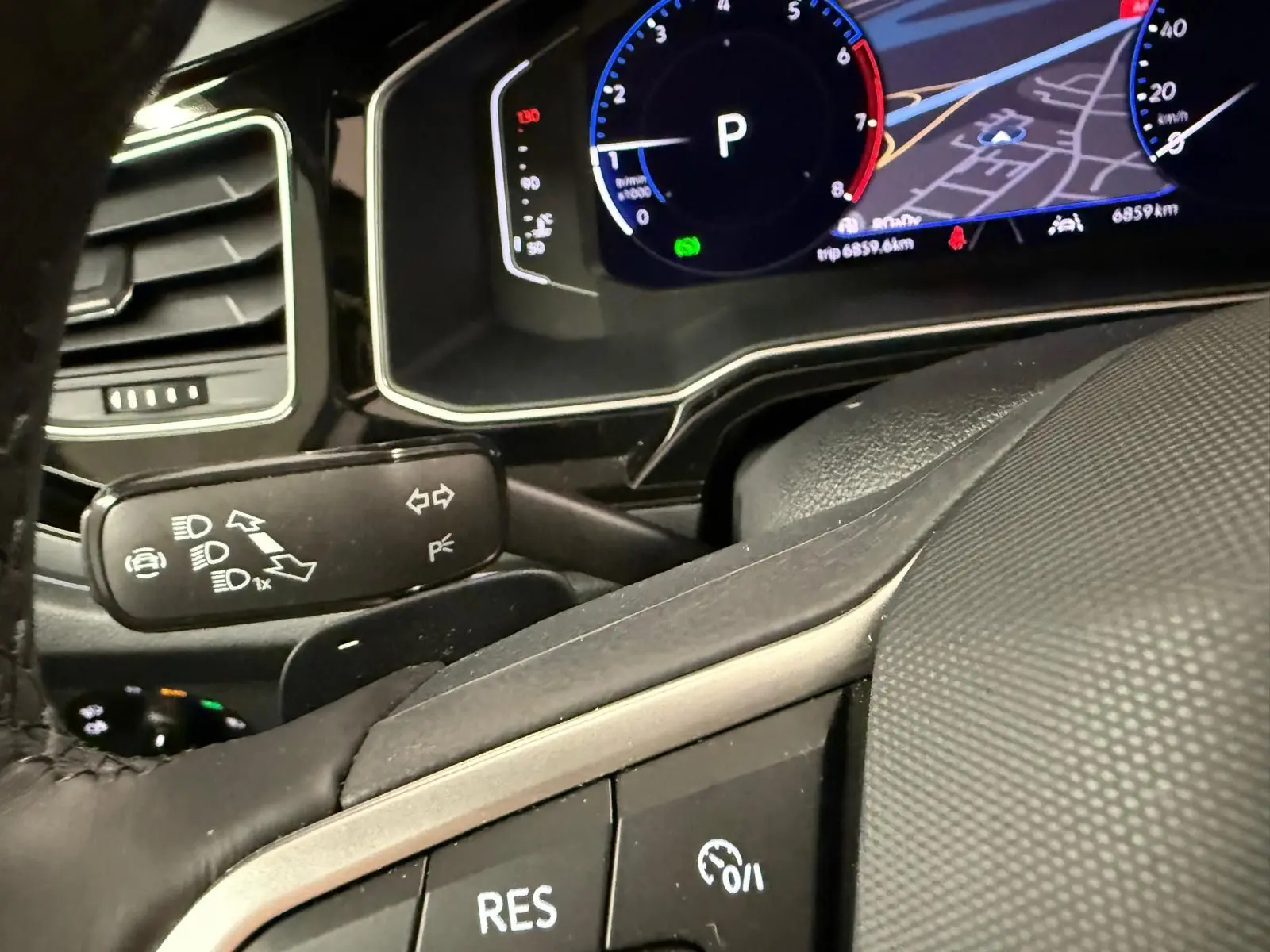 Gros plan sur le volant et le combiné d'instruments digital du Volkswagen Taigo 1.5 TSI R-Line, affichage en mode parking.