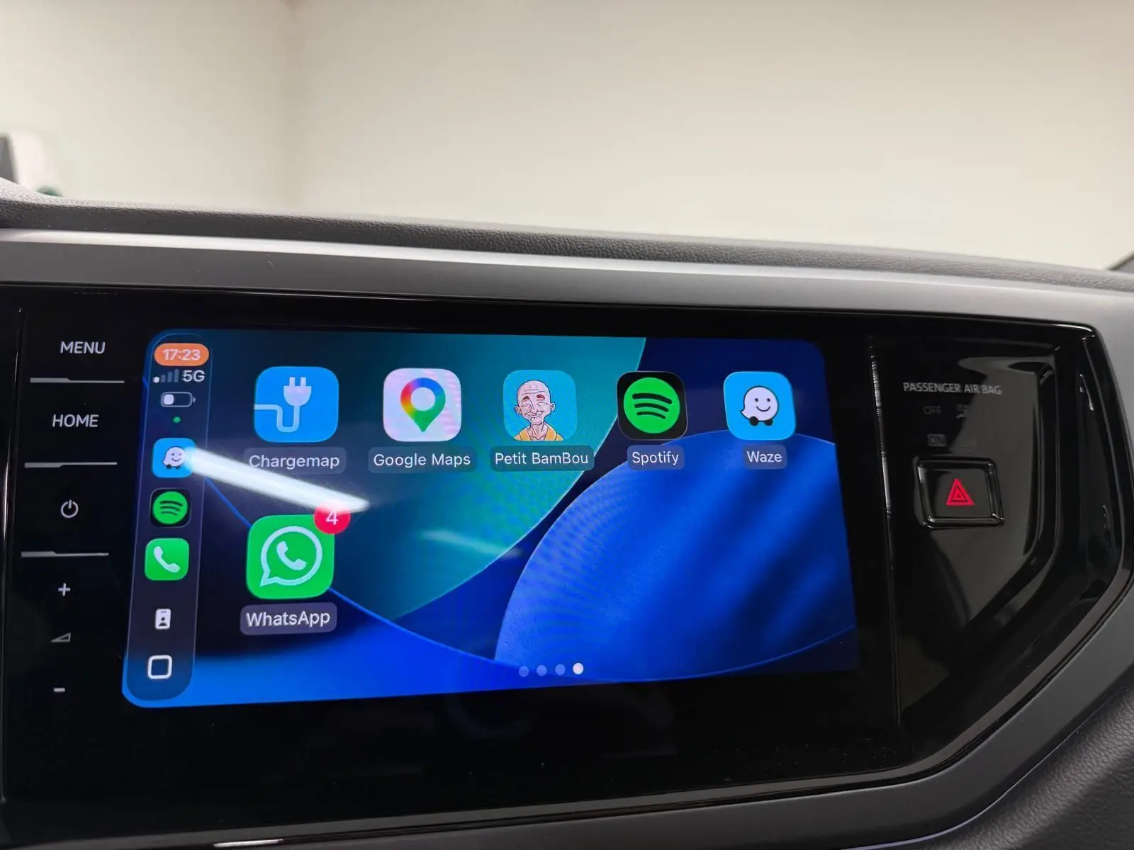 Écran tactile central du Volkswagen Taigo 2025 affichant des applications connectées avec commandes tactiles autour.