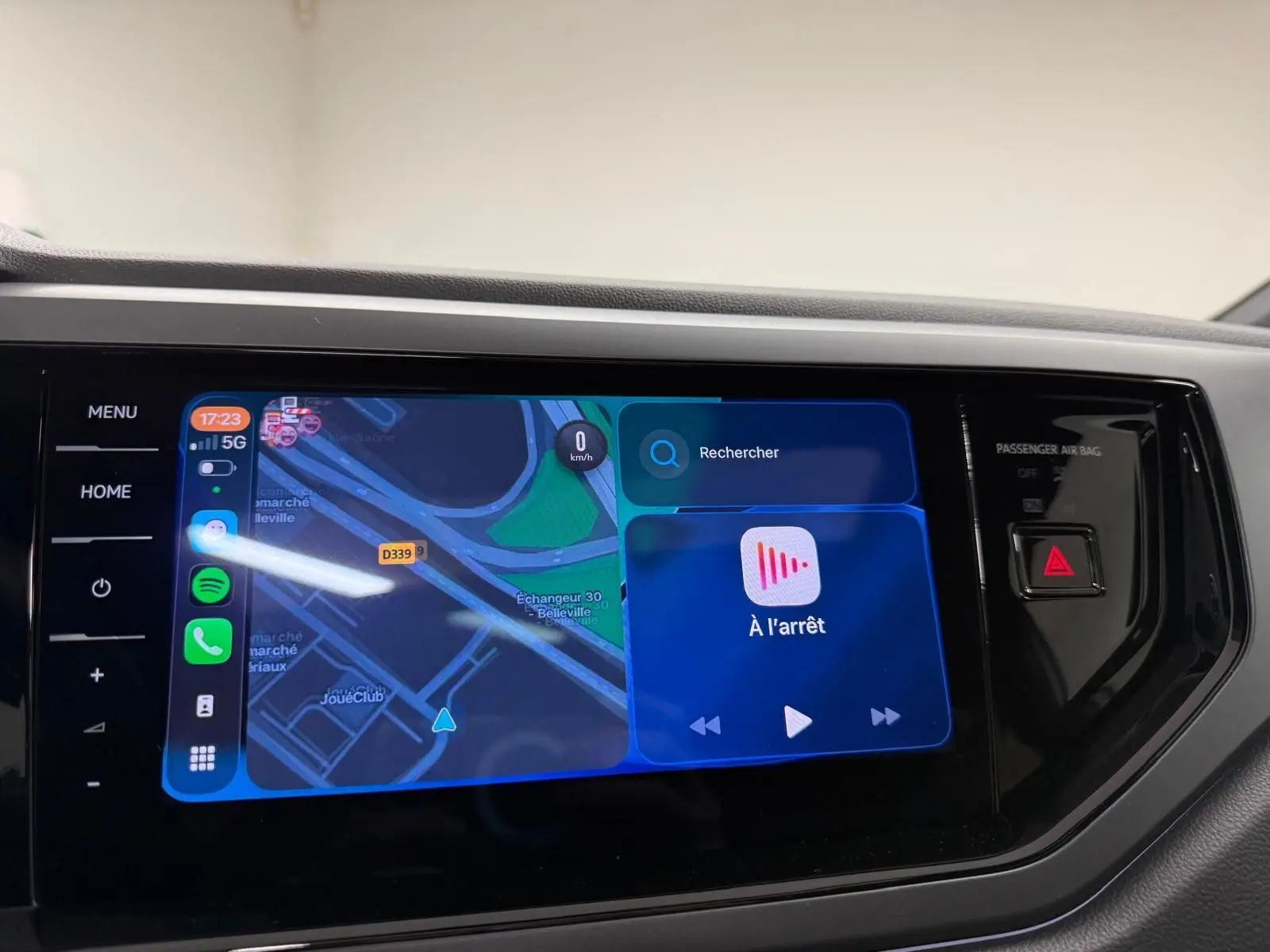 Écran tactile central du Volkswagen Taigo 2025 affichant la navigation et les commandes multimédia.